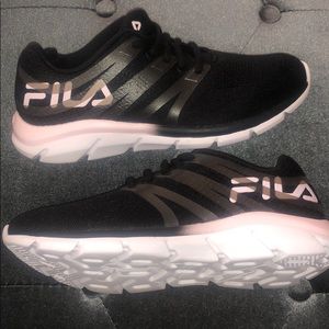 New Fila sneakers sz 5